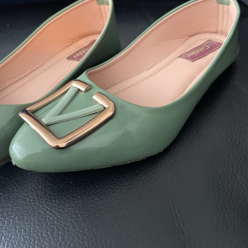 Elegant Green Loafers with Gold Detail